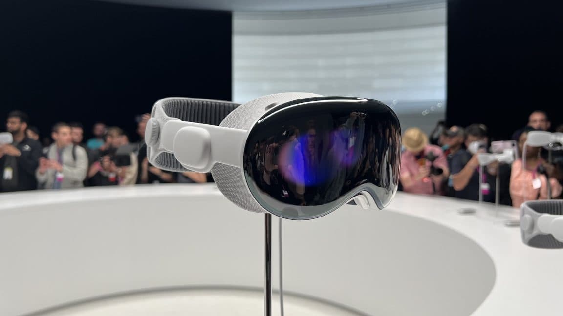 🚨BREAKING: Apple M4 drop + comfy strap = Vision Pro 2.0 vibes 🥳💀 Say goodbye to neck ache, fam! 🔥 #FlexOnEm