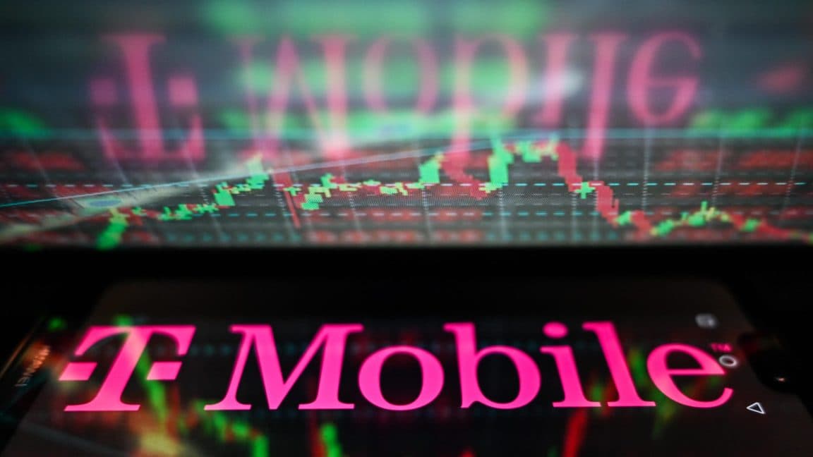 Trump's DOJ lowkey seething over T-Mobile’s merger like 😒💔 #CanWeNot #DramaAlert 🔥📱💀
