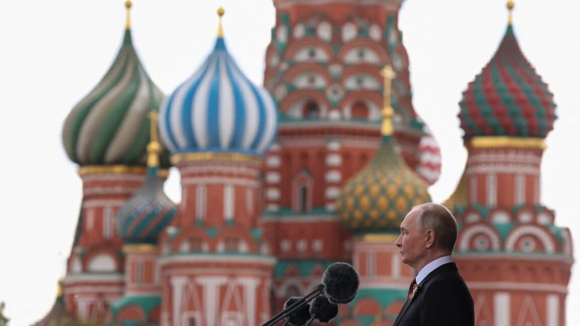 "Russia's satellites are the new hunters in space? 🚀👀 NASA: 'This is a whole new level of sky cringe!' 💀🔥"