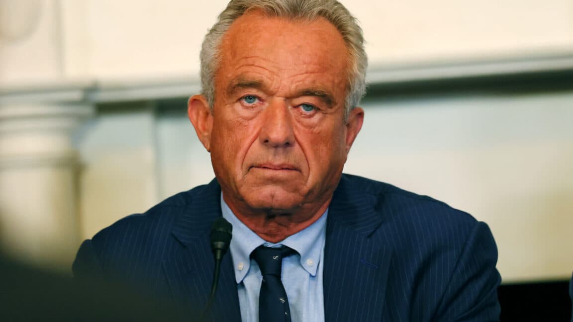 “RFK Jr.’s anti-vax squad hits him with a lawsuit: ‘This isn’t the vibe we signed up for!’ 💀🚫💉 #PlotTwist”