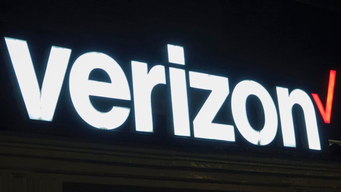 "Verizon: 'Let’s lock your phone!' 🤔🔒💀 Users: 'Nah fam, that’s cringe!' 🚫📱 #FreeThePhones #BigFail"