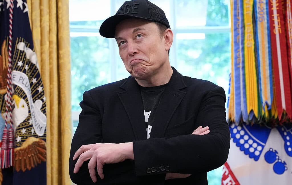 🚨 Musk vs. Apple: lawsuit incoming 🔥 Grok just wanna be top dog 🐶💀 #DramaAlert #TechBeef