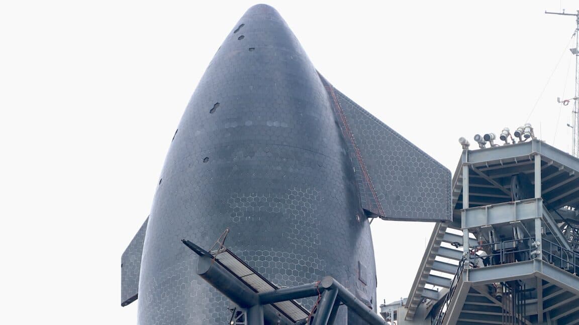 “SpaceX’s Starship meets the ghost of NASA’s shuttle past 👻🚀: Y’all still haunting? #SpaceDrama 💀💔”