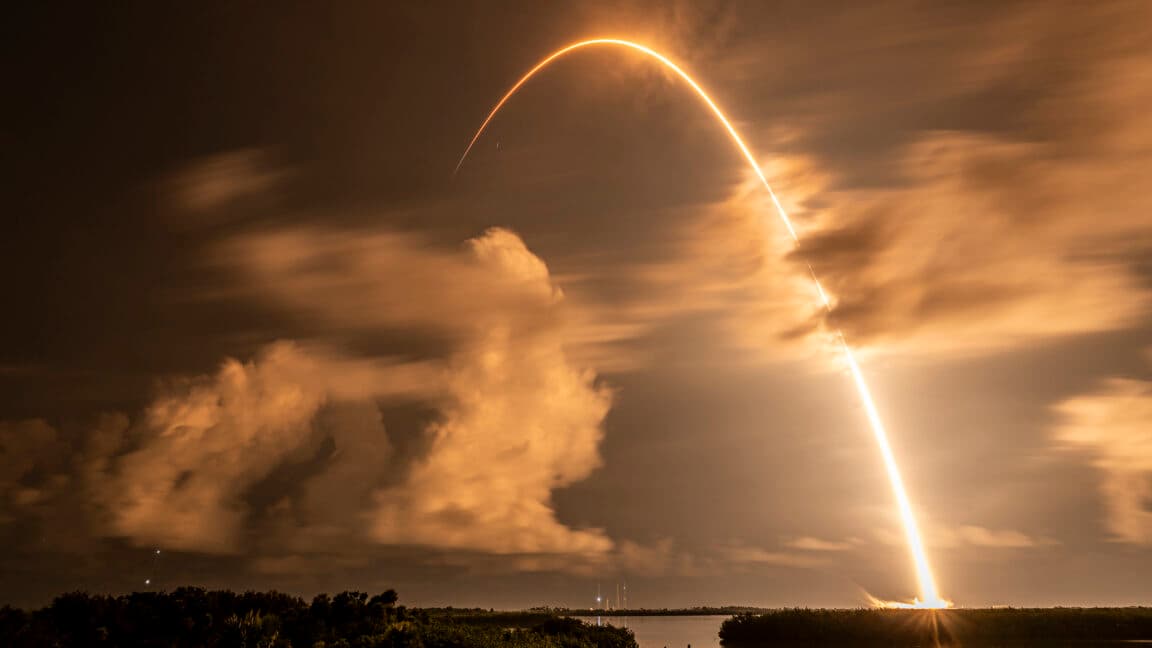 "SpaceX flexin’ like: 'Reusing rockets? It’s not dumb, it’s thrifty!' 😂🔥 #Falcon9 #BigBrainMoves"