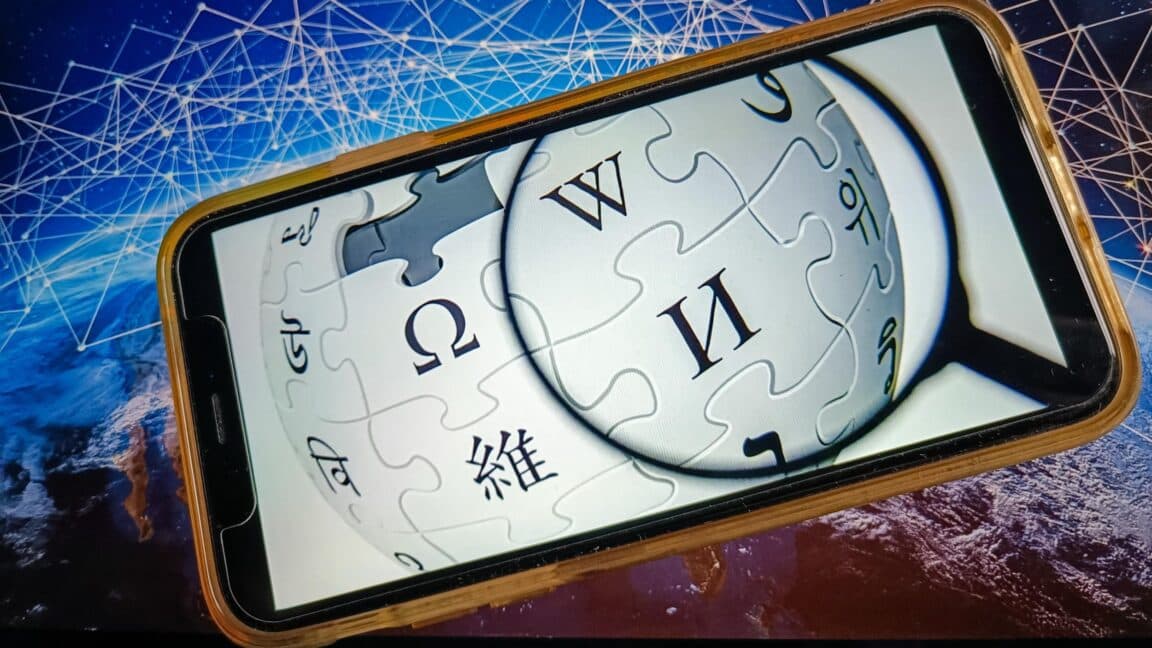 Wikipedia just got hit with the ID check like it’s a club at 3 AM💀🍾. Say goodbye to anonymity, fr fr! 🤡📜 #SafetyAct