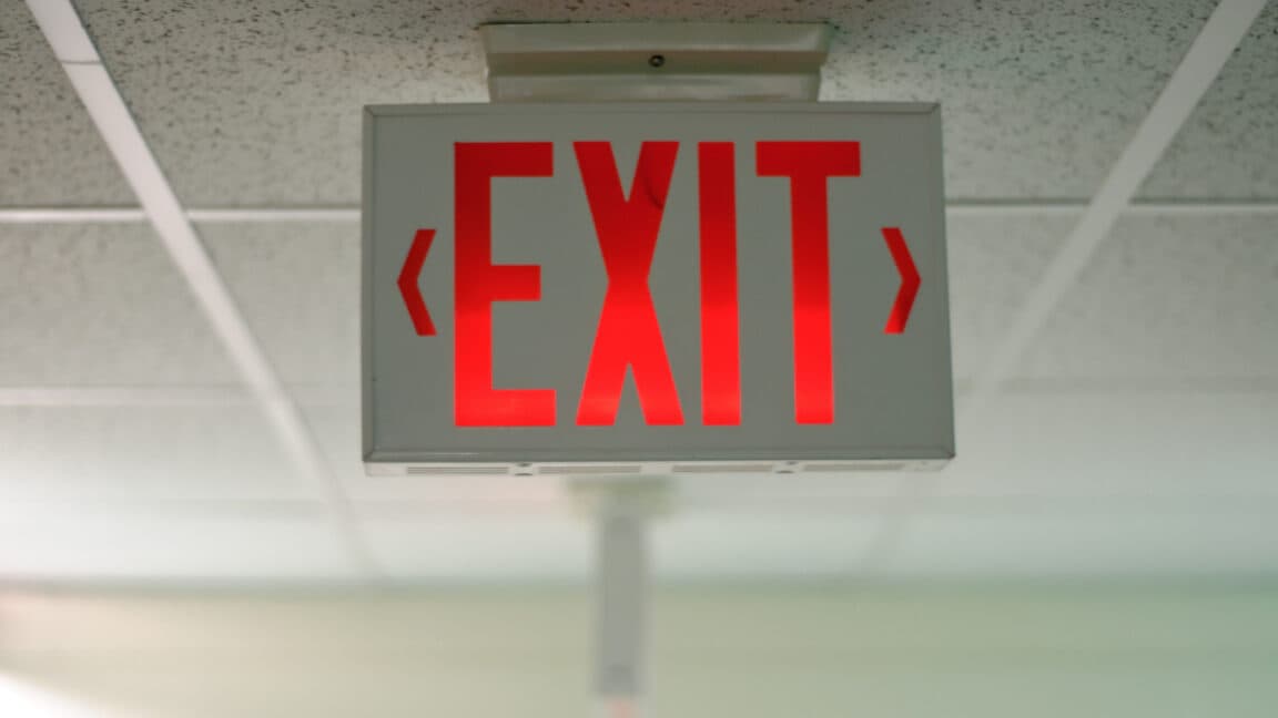 🚨 Lowkey, 35% of VMware workloads ghosting by 2028 like "I can't even" 💀💨 #MigrationMadness