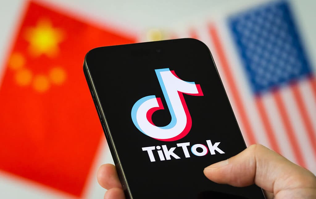 “China flexing its algorithm while Trump’s TikTok deal is like a bad meme: huge cringe 🤡💀 #Yikes”