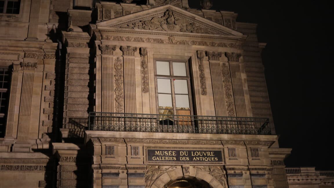 "Louvre heisters using mind tricks like they're in a Netflix heist movie 🎭💰. AI, take notes! 🤖✨ #BigBrainMoves"