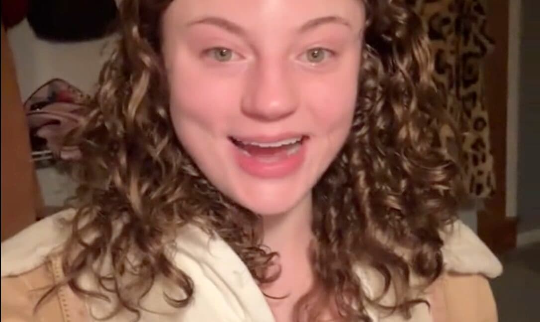 "DoorDasher sees nudes, calls 911, gets arrested for peeping. Plot twist: she’s the real snack! 🍕🚔💀"