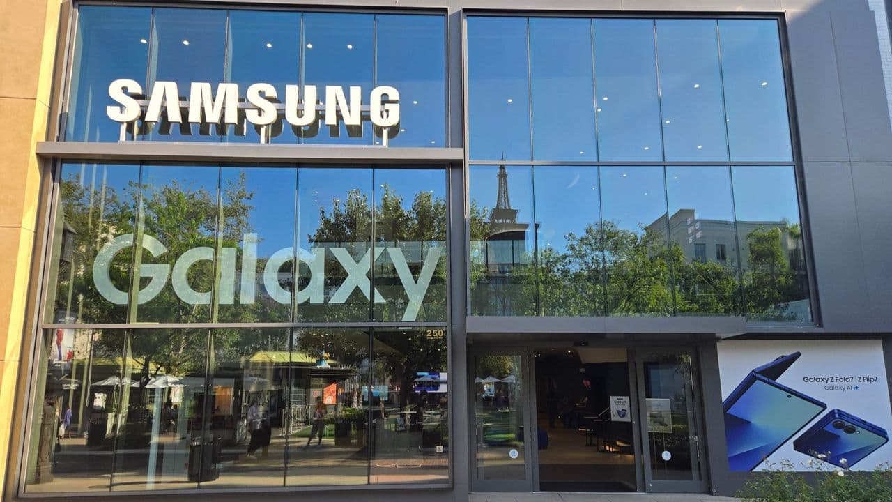๐จ Samsung EXPANDS Galaxy experience IRL! ๐ Get ready to meme-ify your shopping trips, fam! ๐๐ฅ #GalaxyGains