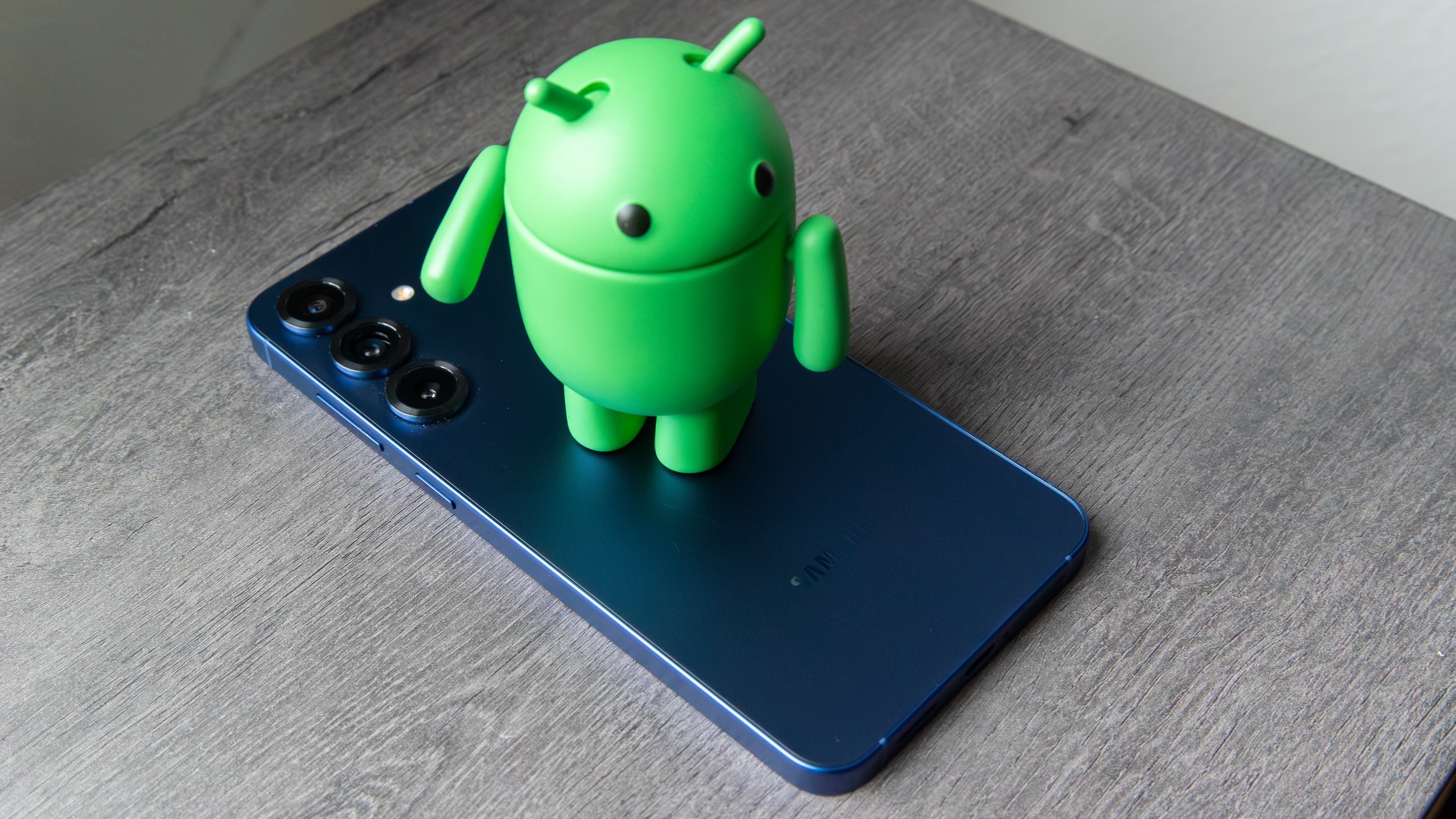 "Galaxy S25 Edge got that glow up ✨, but hold up—better Android lurking like it's the main character! 😤💀"