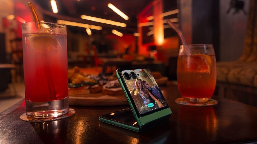 “Ditch that brick phone 💀💔! This foldable just dropped its price like it’s hot 🔥🔥! #FOMO 🚀💸”