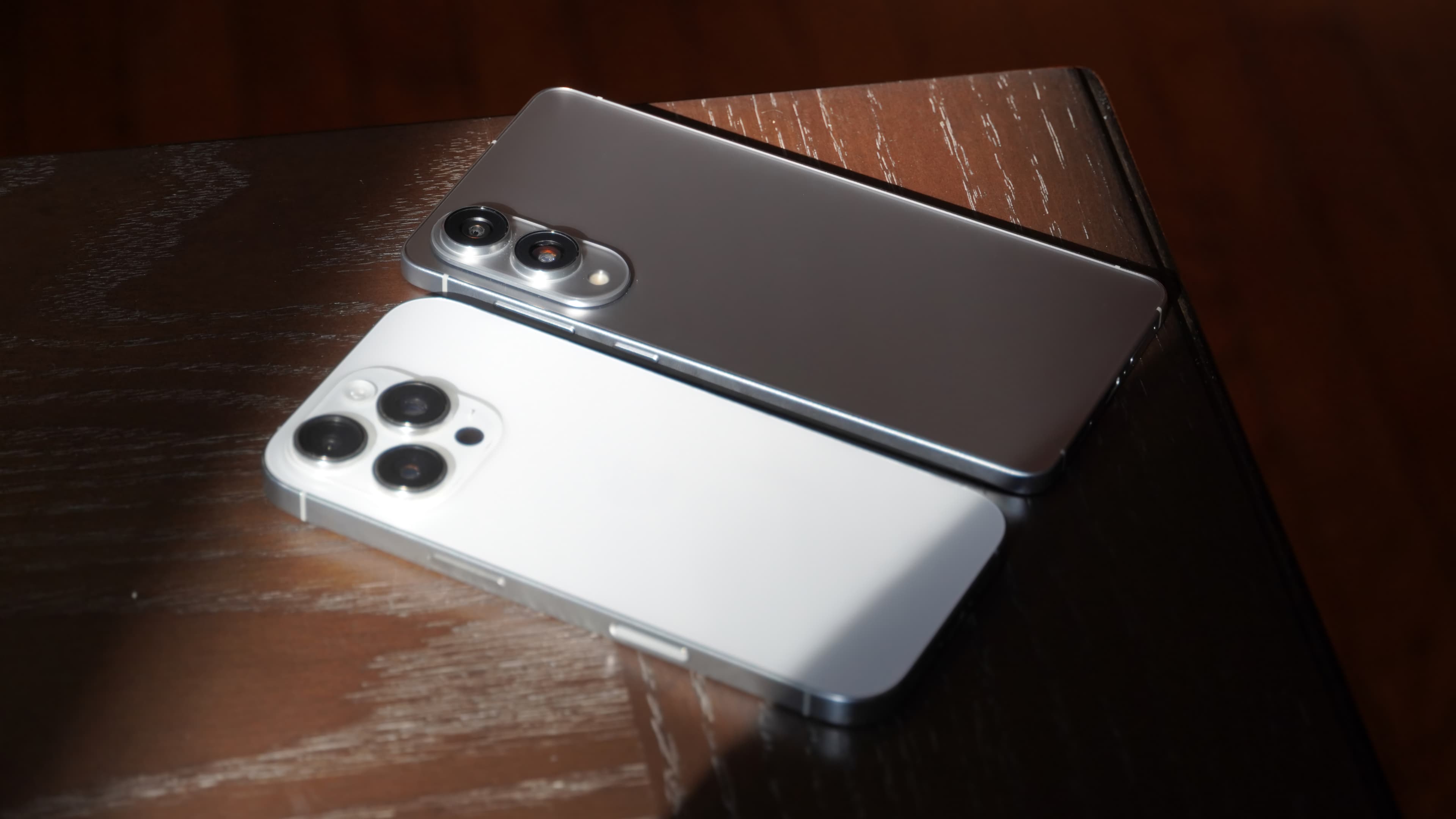"Testing the Samsung S25 Edge 📸 at a concert: Are telephoto lenses just a flex? 🤔 #LensButNoLens 💀"