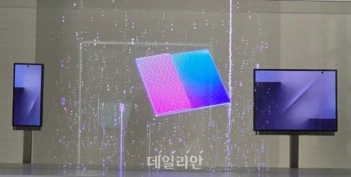 📱 Bro, prepare for the glow-up of the century! 💅 Samsung’s Galaxy Z trifold: a whole mood! 🔥✨ #FlexingHard