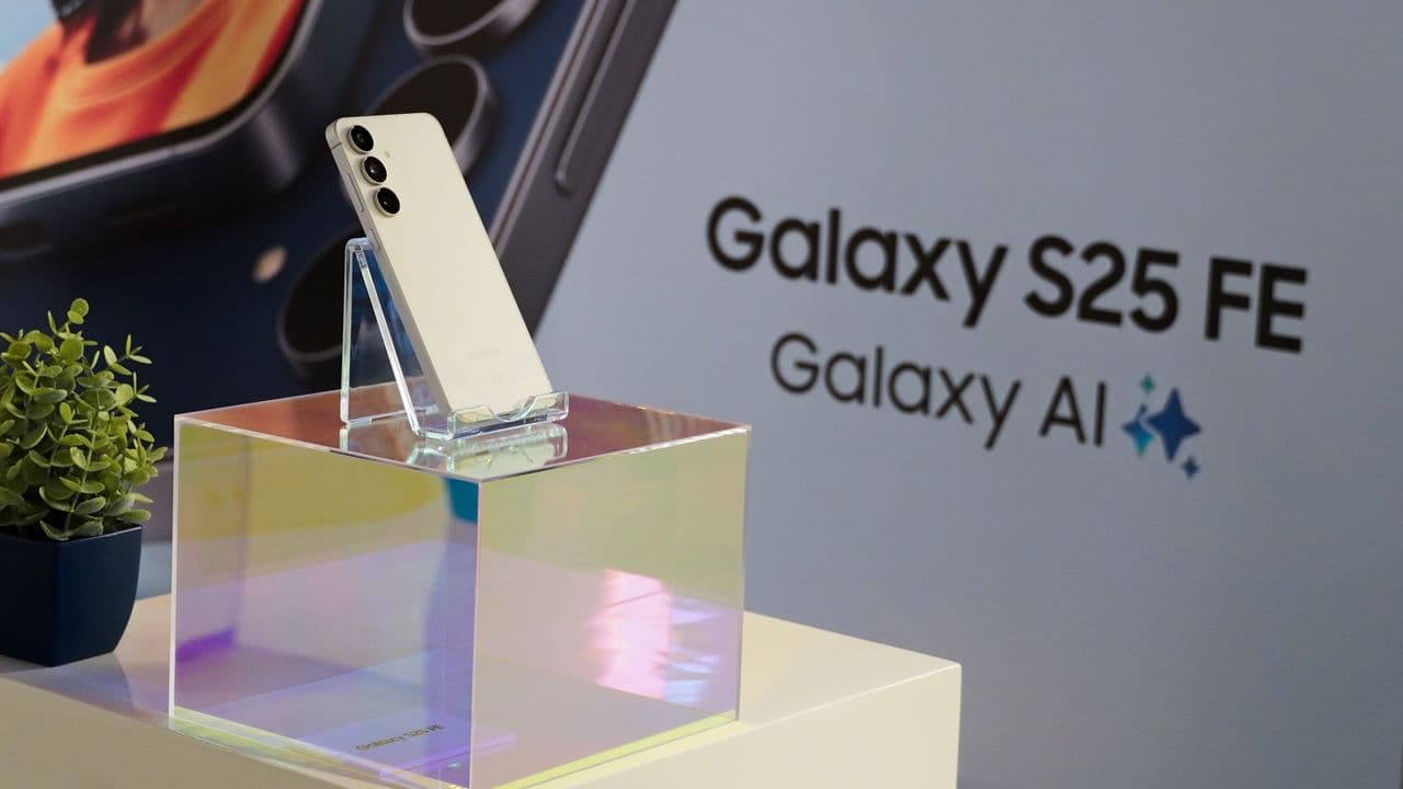 🚨 Samsung’s S25 FE drops a crucial update like it's hot! 🔥 Just weeks late, but who's counting? 💀📱 #EpicFail