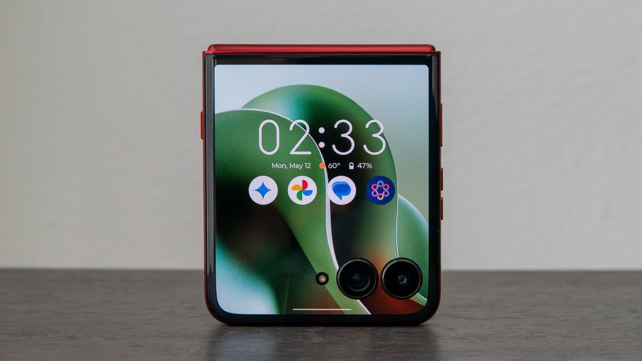 🎃🚨 When your Motorola flip can hold more than your last 5 relationships 😵💫💸 $400 OFF at Best Buy! #SpookySavings🔥📱