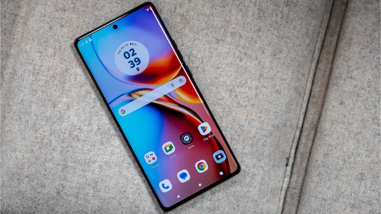 "🚨 NO CAP: This Motorola is giving iconic vibes & now it's 50% OFF 😱🤑 Black Friday, who?!" 🔥📱💀