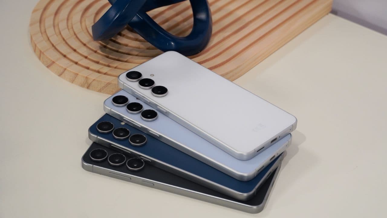 "Galaxy S25 FE vs. Basic S25: Choose your fighter! 💥💀 No cap, one’s just vibin’ harder! 🔥📱"