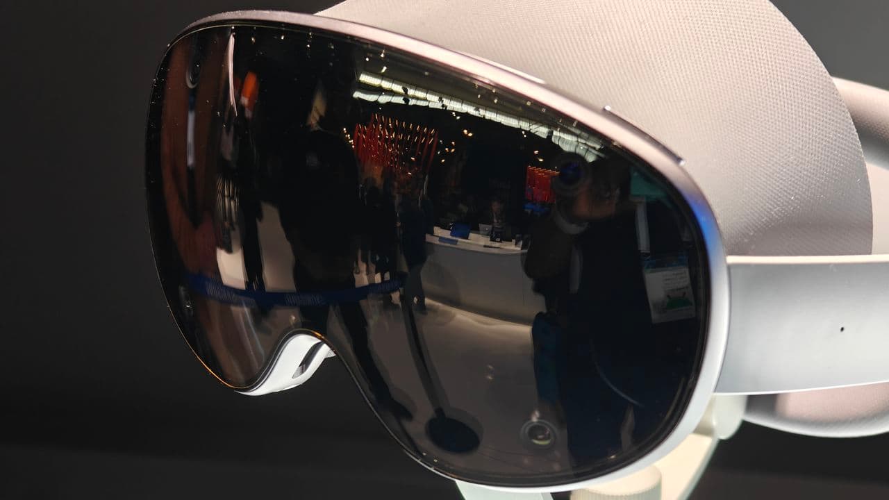 🚨 Samsung dropping Project Moohan soon! 💸 But what’s the price? 😬 No cap, you might just ghost it! 💀💔