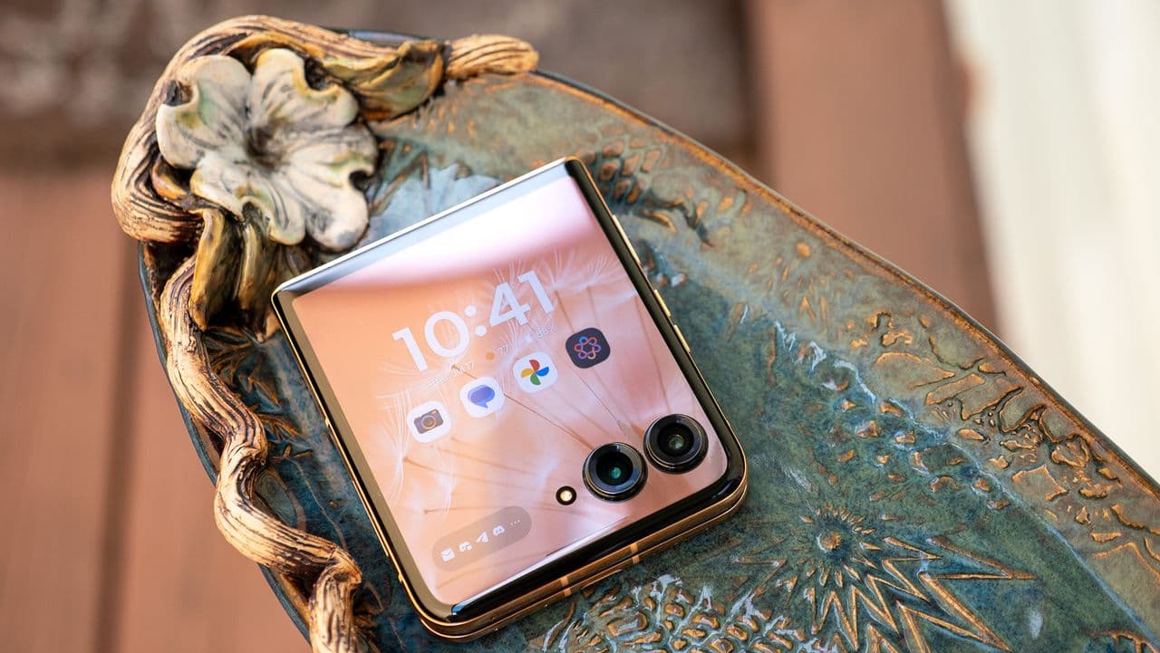 Me realizing I slept on the Motorola Razr Plus 2025 like 😱💀 #NoCap #JoinTheFlipSide 🚀✨