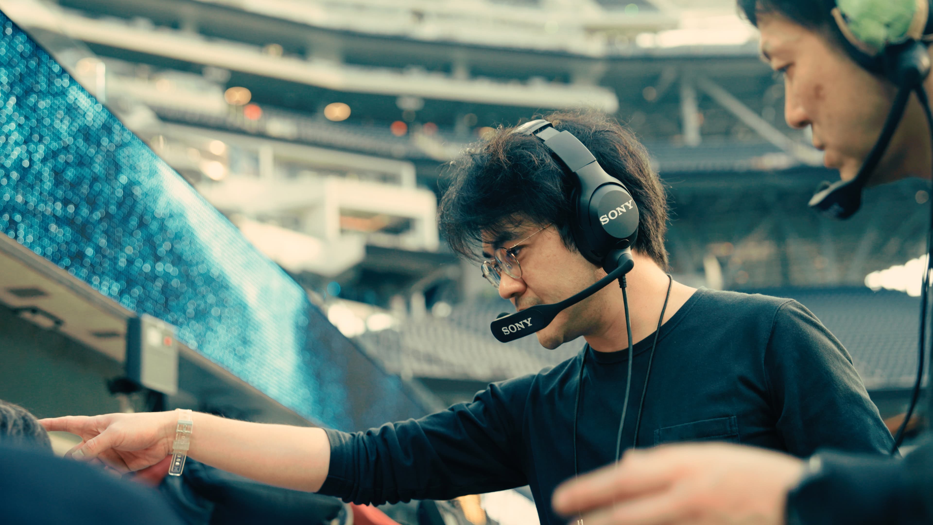 "📣 NFL coaches just leveled up 🎮💥 Say goodbye to old headsets, Sony’s dropping that *extra* sauce! 🚀💀 #TechUpgrade"