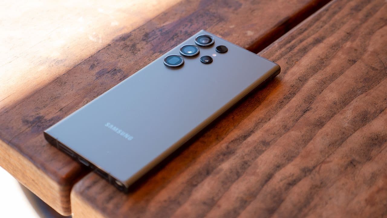 "Galaxy S23 after One UI 7: 🥴 Camera’s like ‘I can't even’! 📸💔 #UpdateFail #BruhMoment"
