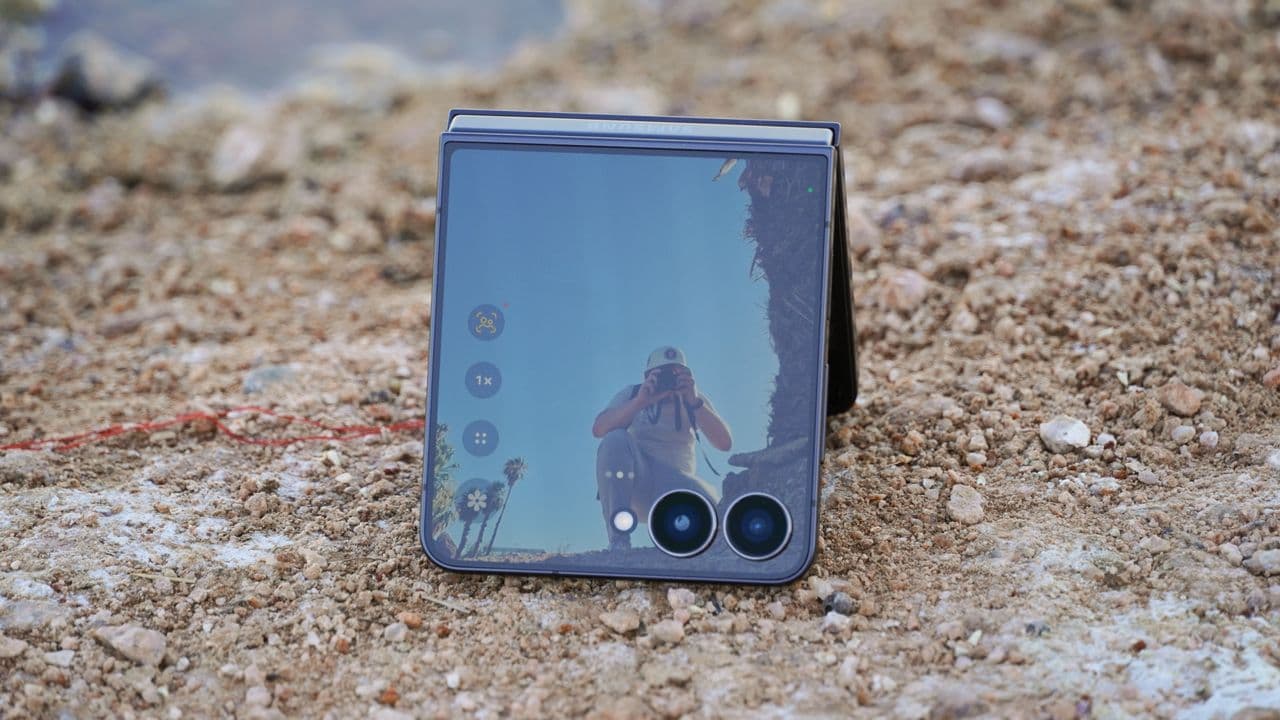 "Galaxy Z Flip 7 vs. Flip 6 & S25: Who's the real selfie king? 🤳👑 #CameraWars #NoCap"🔥💀