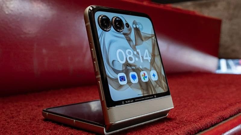 When your flip phone goes 50% OFF, but it’s still a vibe. 🤑💔 Black Friday? More like Black Fling! 📱🔥