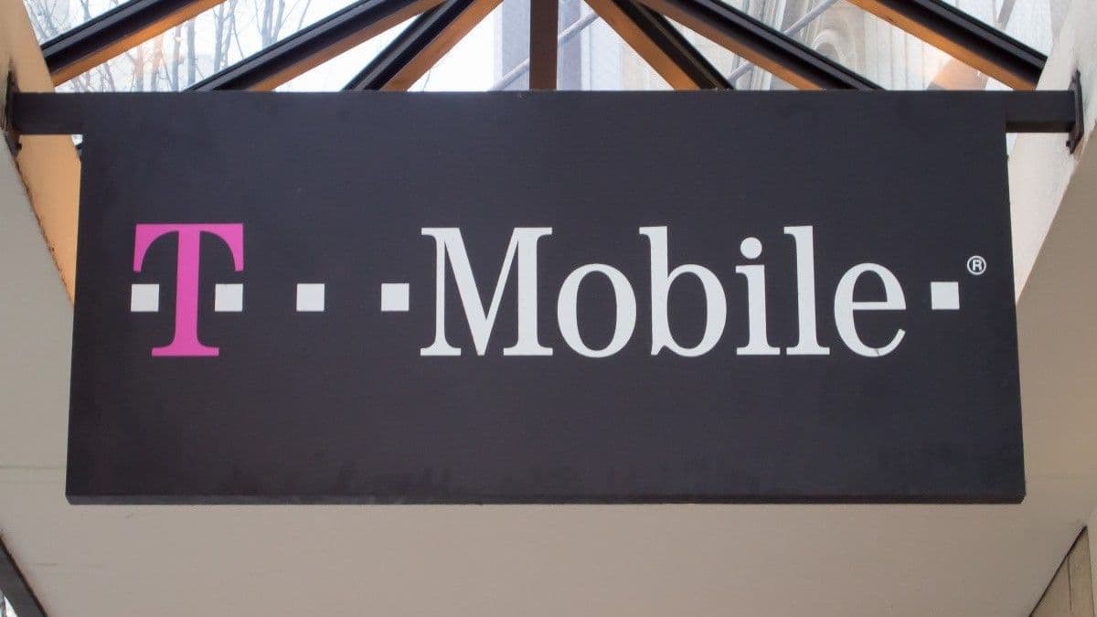 🚀📱 Samsung & Moto users vibing with T-Mobile’s T-Sat MMS support! No more cringe with blue texts! 😂💀