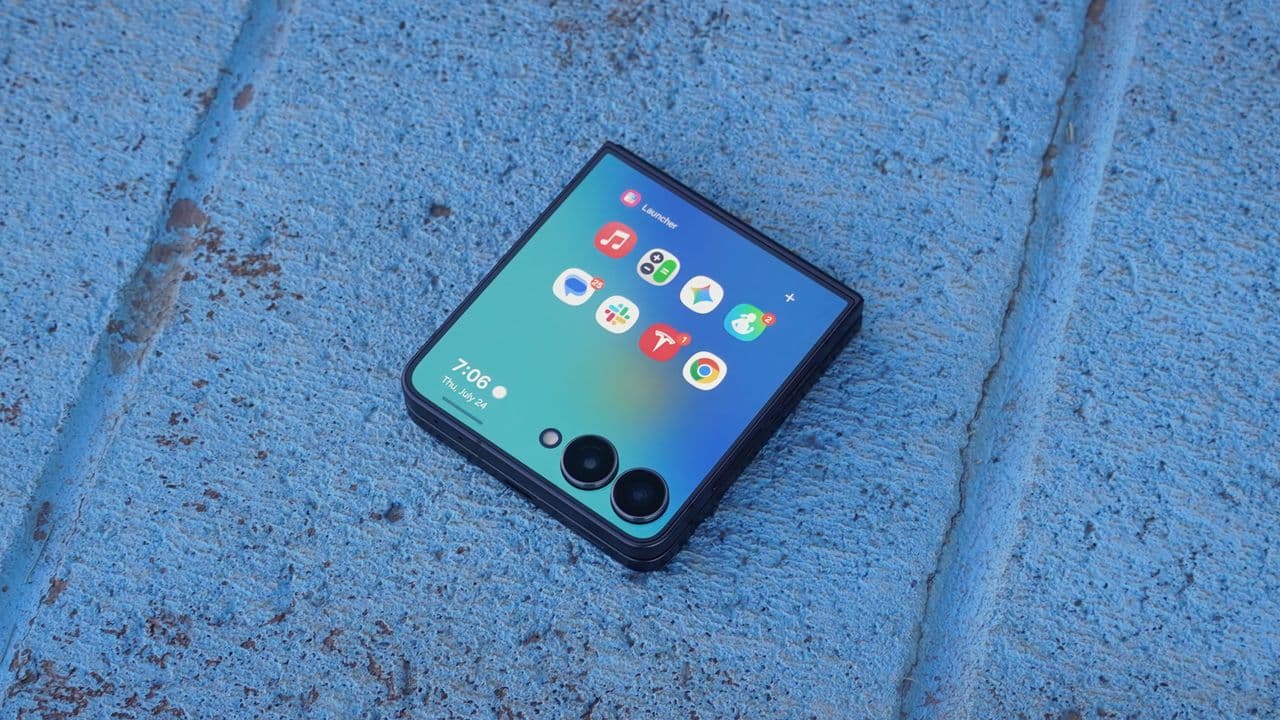 "5 AI features on the Galaxy Z Flip 7 that go hard 💅📱 No cap, they slap harder than my sleep schedule! 😴🔥"