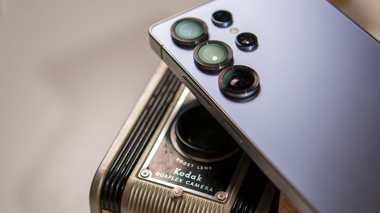 "Galaxy S26 Ultra: Night shots so good, even your ex will look like a snack! 🌙📸✨ #NoCap"