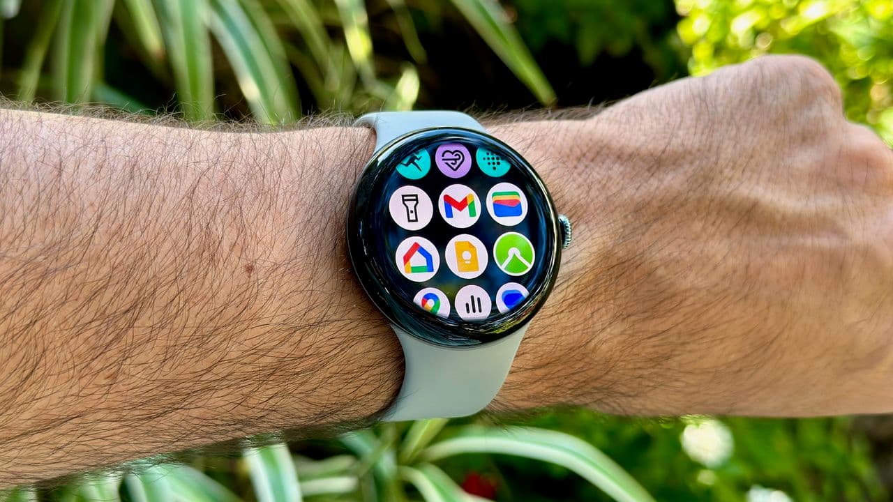 "Google Pixel Watch 3 finally dropped prices like my GPA after finals 😂📉💀 Get it before it seethes! 🔥🚀"