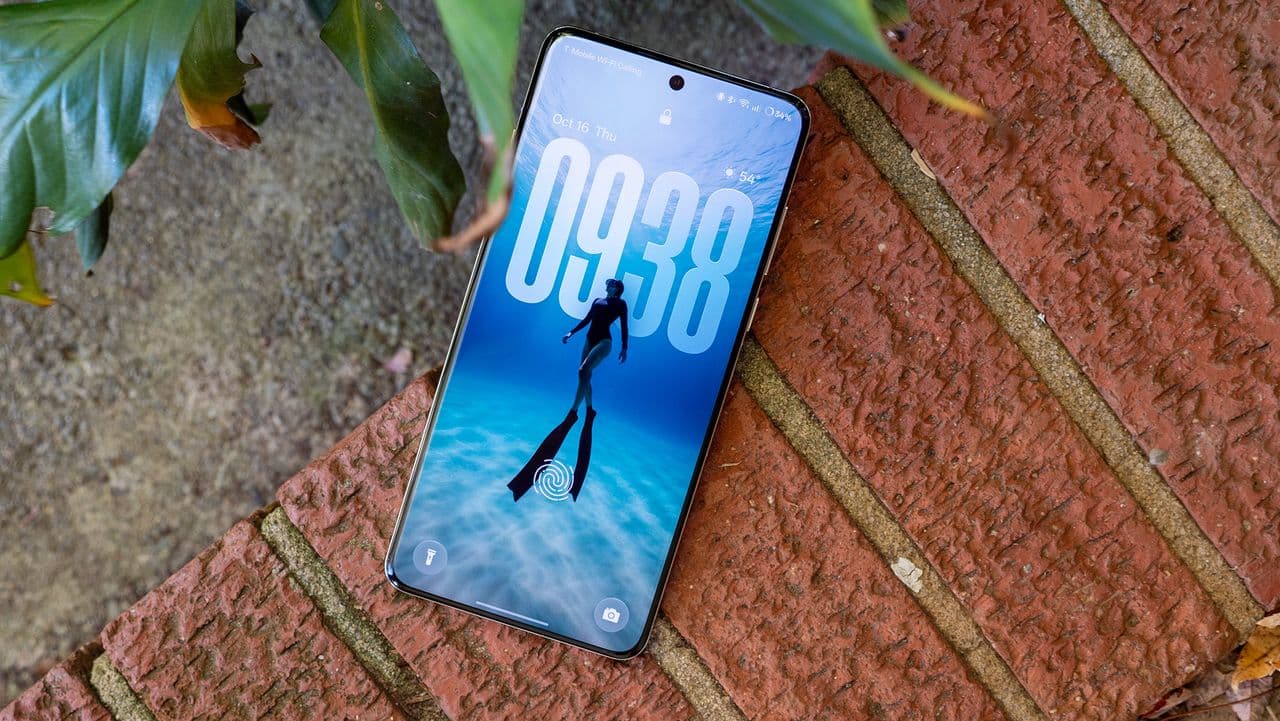 OxygenOS 16 drops for OnePlus 🚀, Samsung XR headset incoming 👀, Pixel 10 Pro Fold: 🔥💀💥💥 #TechFail
