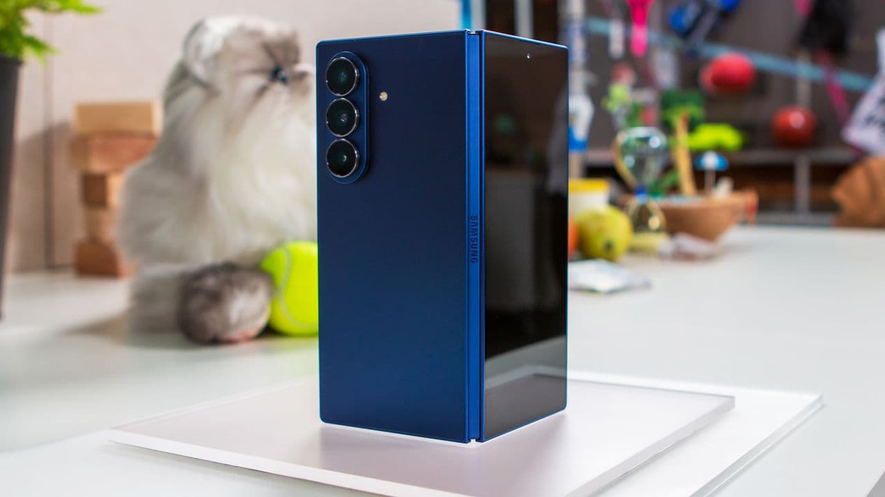 "Samsung flexin’ like it’s the 💪 GOAT of screens 🦾 Z Fold 7 gonna last longer than your relationships 😂 #Based"
