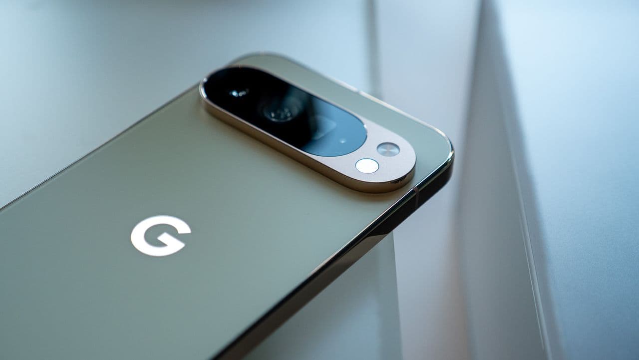 When Google & Samsung throw down, we get a glow-up fight! 📱🔥 Pixel 10 Pro XL vs. S25 Plus: Who's the real TikTok flex? 💀💪 #NoCap