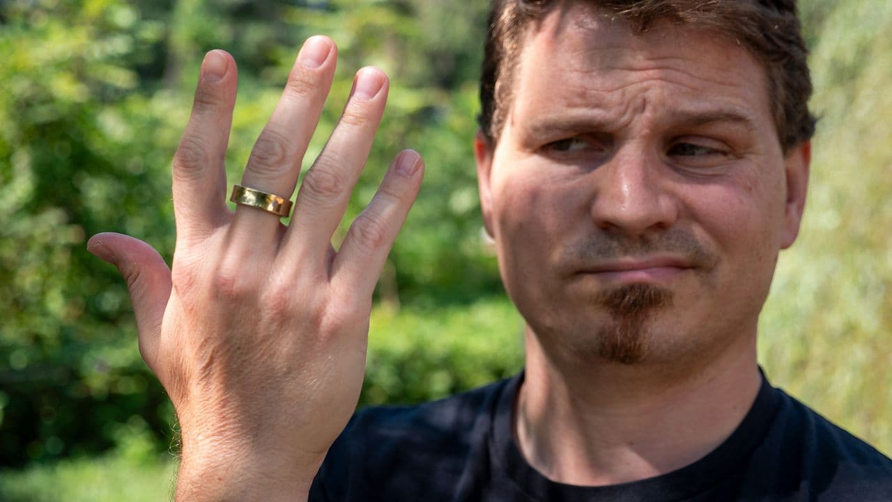 🔋💀 Galaxy Ring's battery on that 'I'm about to blow!' vibe. Safety? Soft launch of chaos, fr fr! 🚀🔥