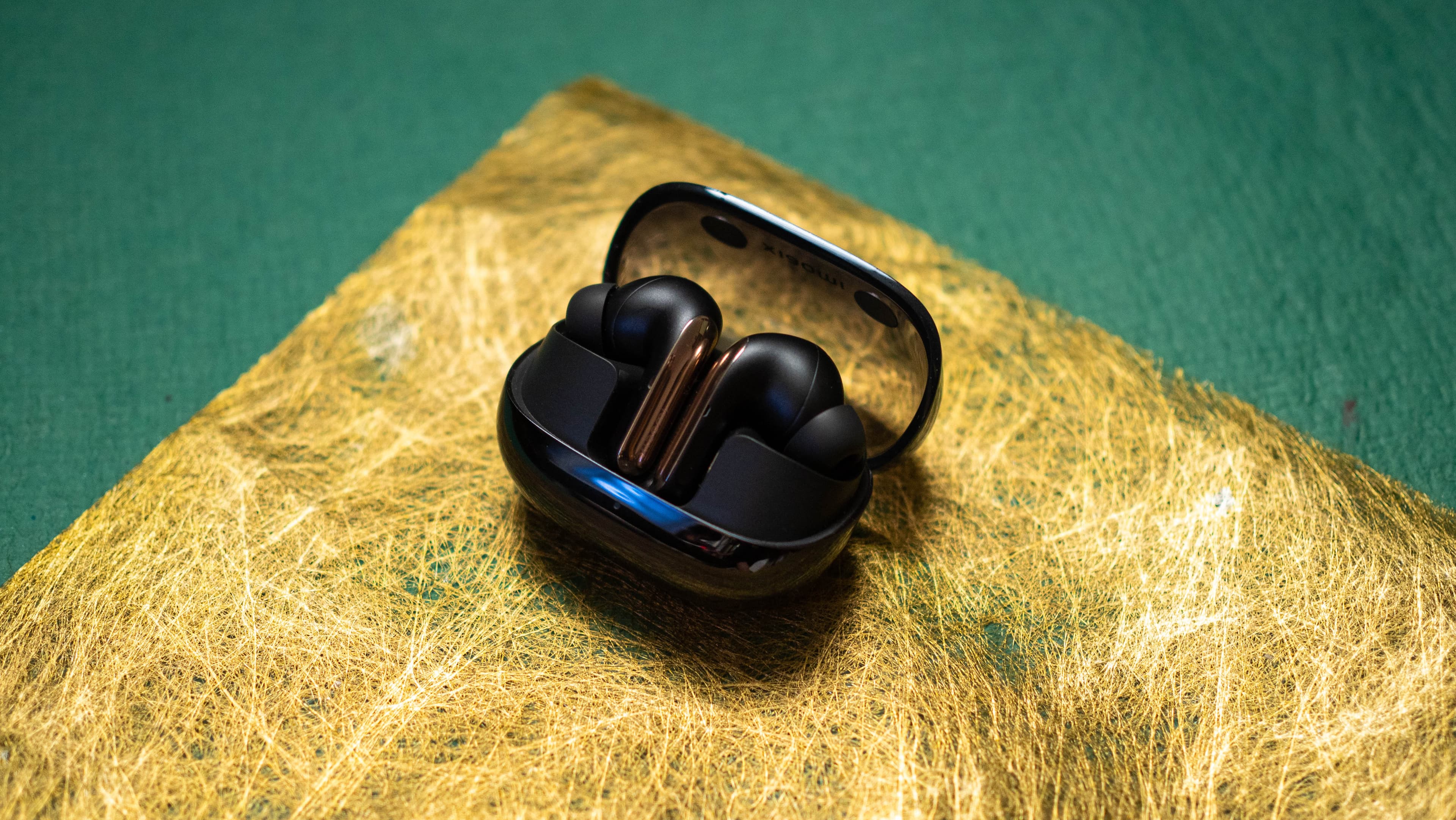 "Xiaomi Buds 5 Pro hit different 🎧💯, but I’m really just here for the aesthetic vibes 🔥😂"