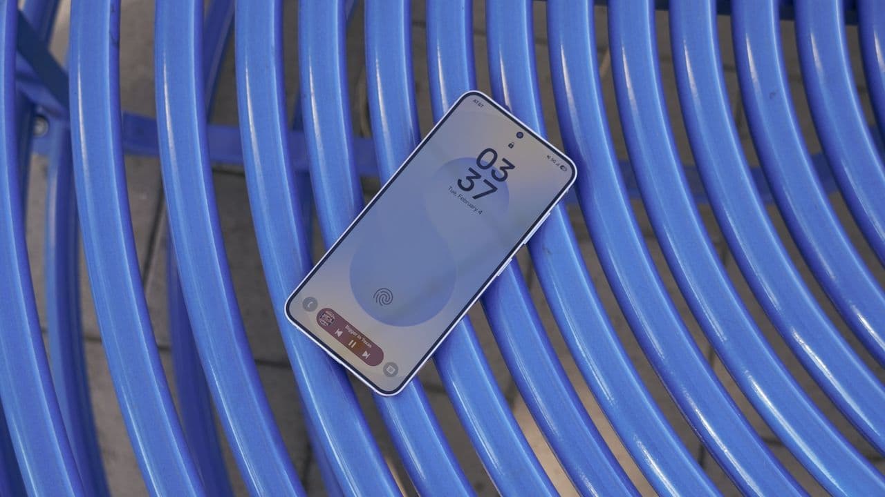 "Samsung S26 Pro flexes on S25 like 'I came to slay' 💅📱🔥 Base model? More like BASED model! 🥴"