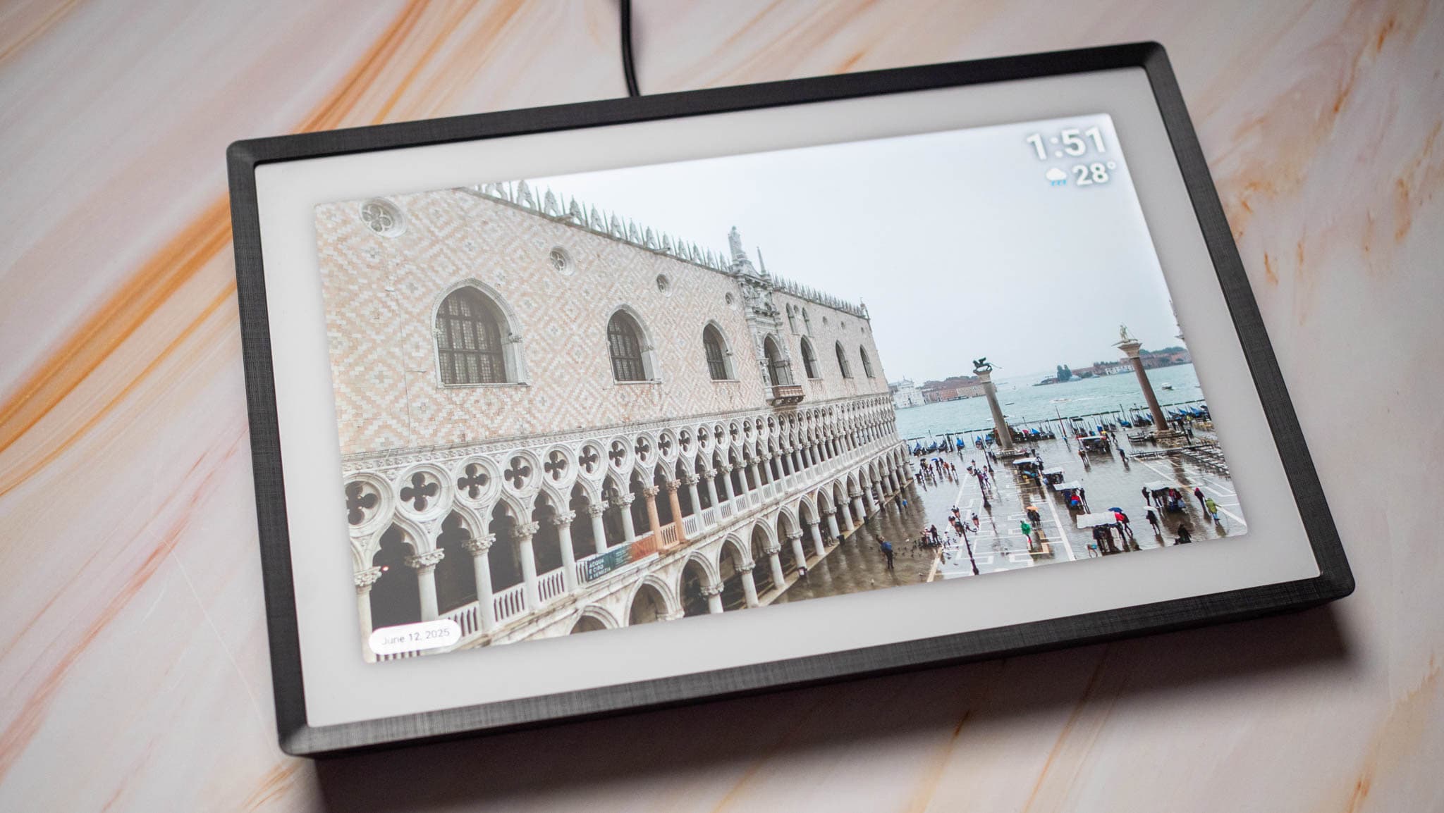 "Lexar just dropped an Android photo frame that's 🔥 & on sale? Bet it slaps harder than my ex! 💔📸💀"