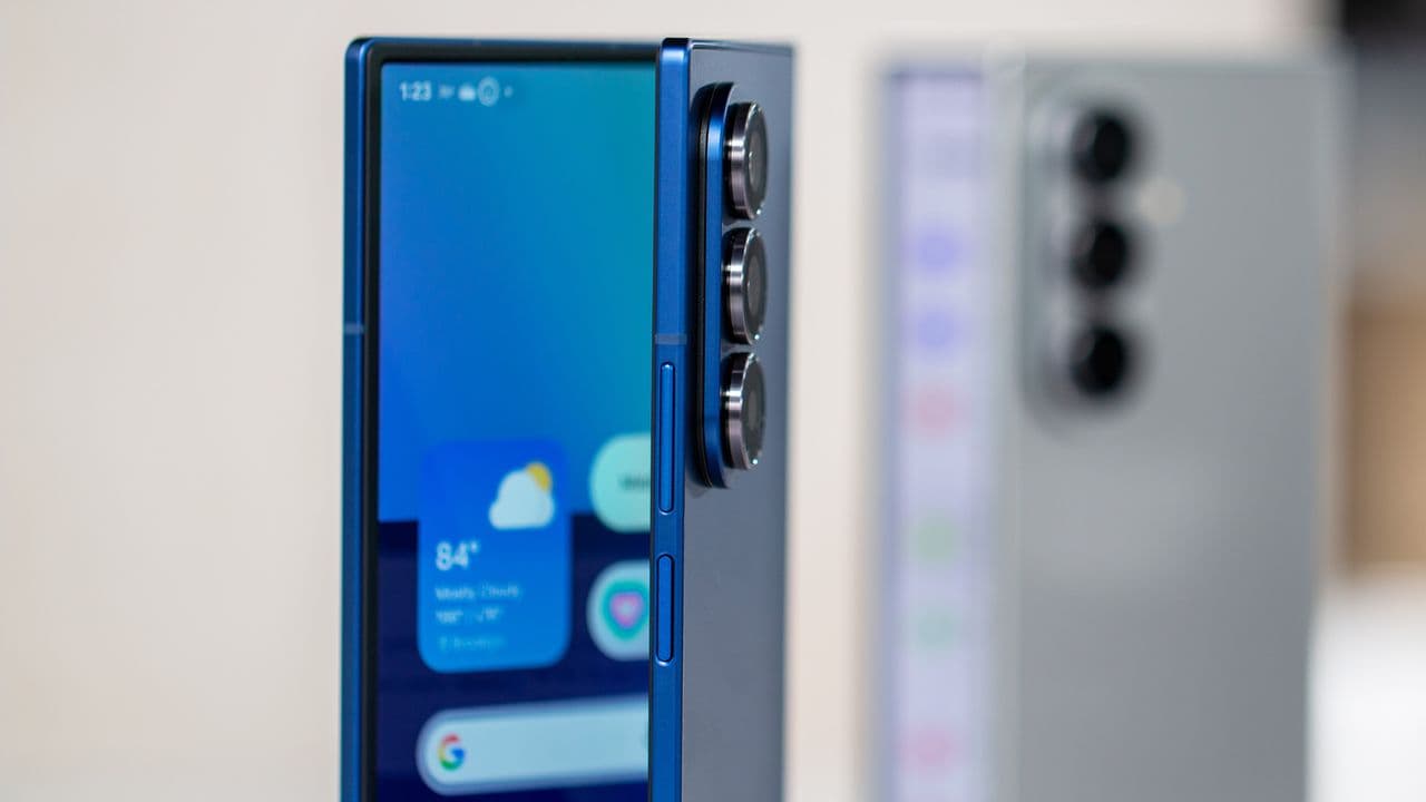 Samsung’s S Pen: “I’m not dead yet!” 🤔💀 After getting ghosted by Galaxy Z Fold 7 like 🥴👉💀. No cap, what’s the tea? 🚀🔥