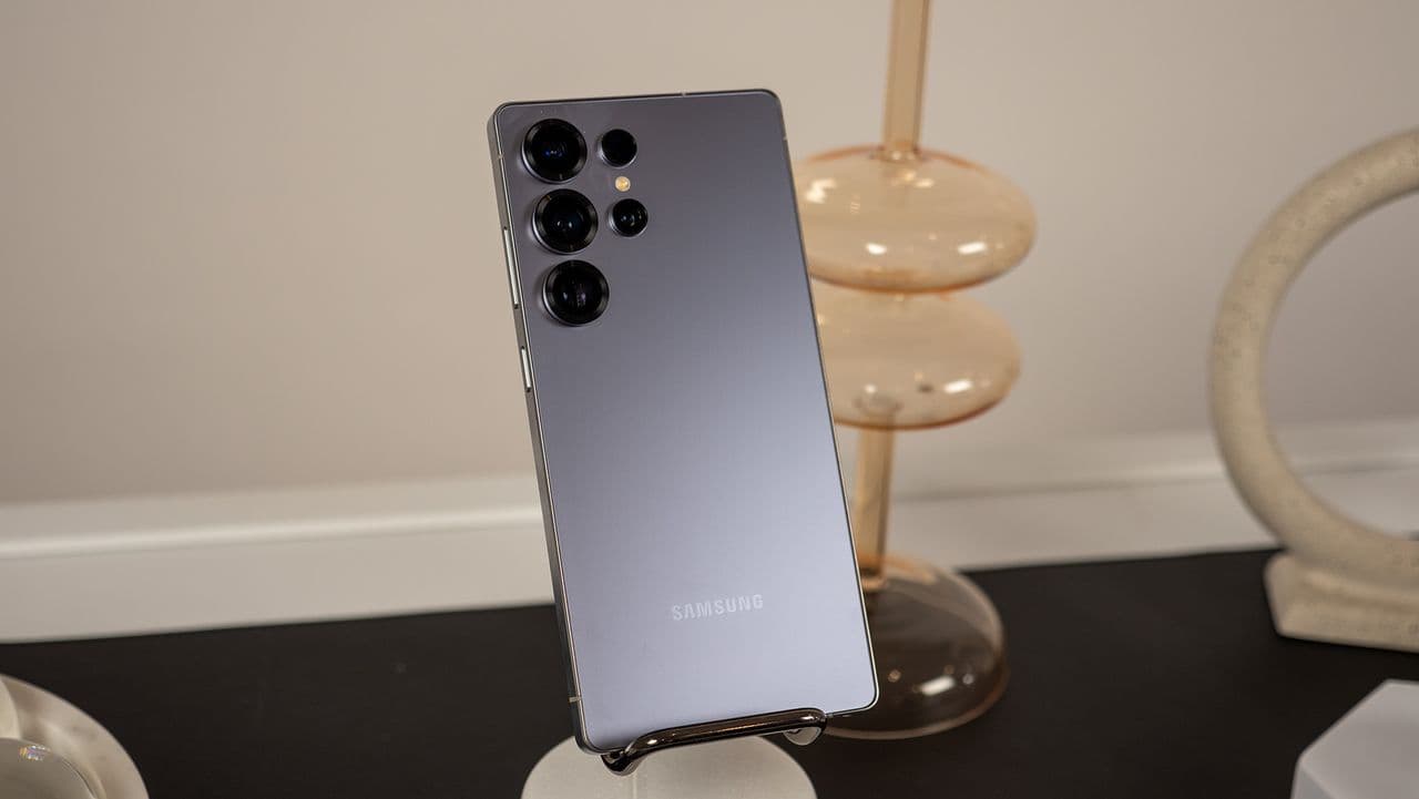 🚨 Samsung just threw shade at Apple, slashing $700 off the Galaxy S25 Ultra 💸🍏💀 #BigMood