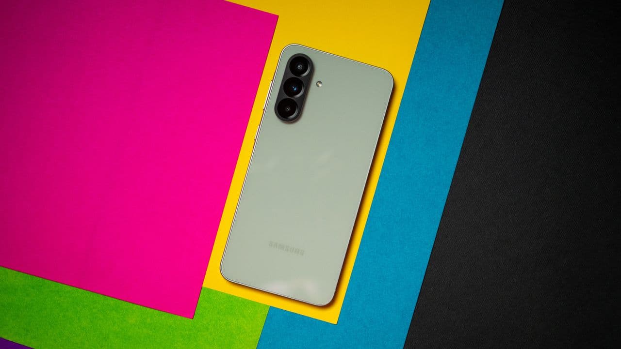 🚨Wait, hold up! Samsung’s Galaxy A56 5G drops in the US like it’s hot! 📱💥 No cap, cop it or flop it! #TechFlex 🔥