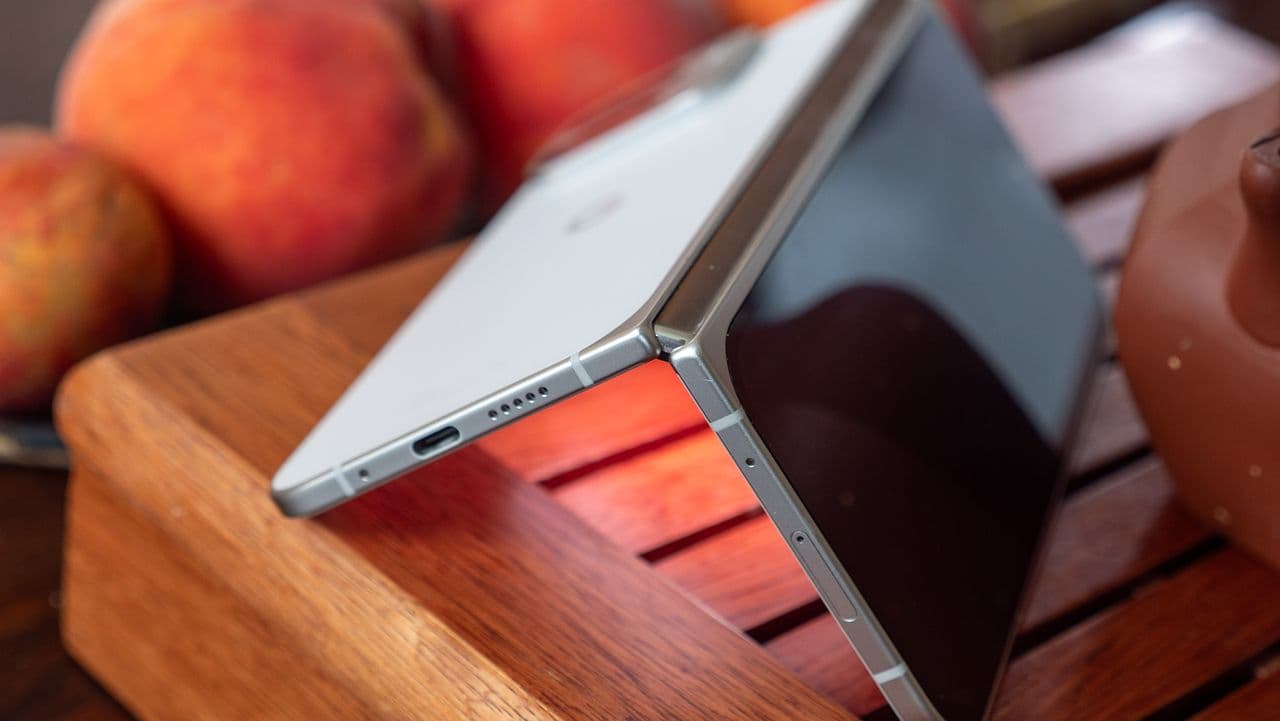 "When your foldable phone is smarter than your brain 💀🤖 Google out here flexin' tech we didn't ask for! 🚀📱"