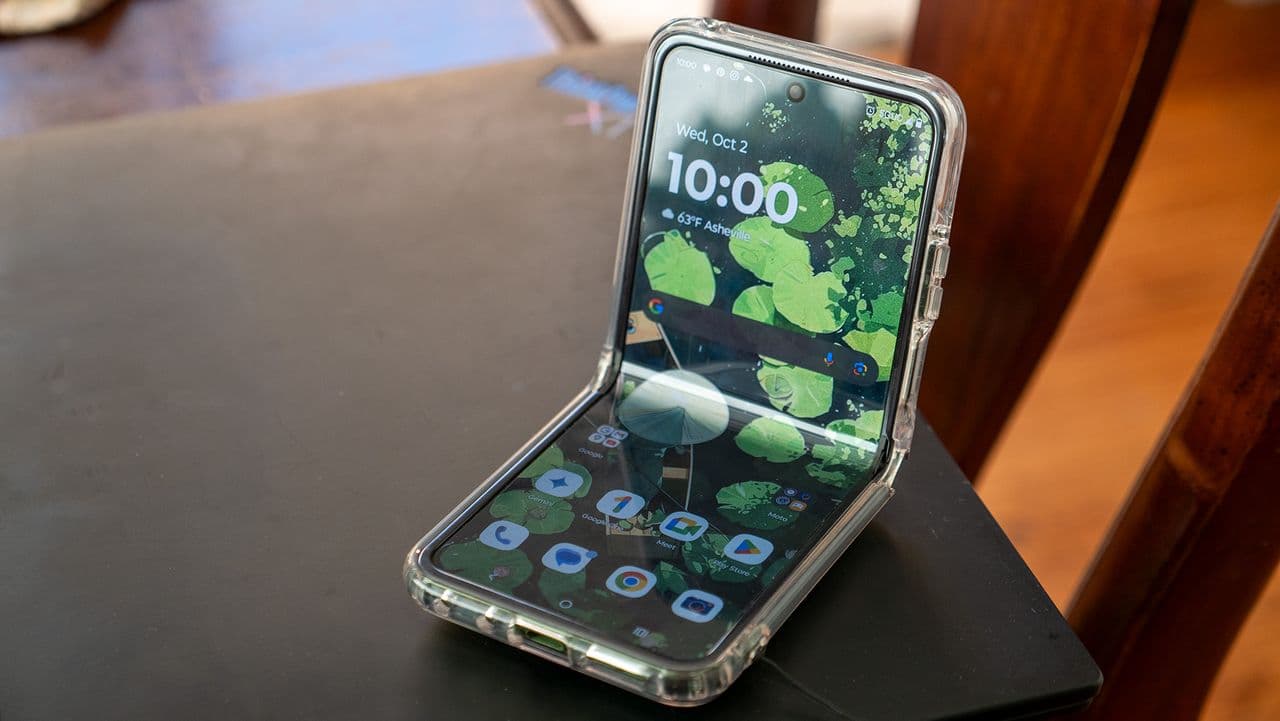 🔥 Best Buy just gave the Motorola Razr Plus a $400 glow-up! 💸 Who's about to flex on the haters? 🚀💀