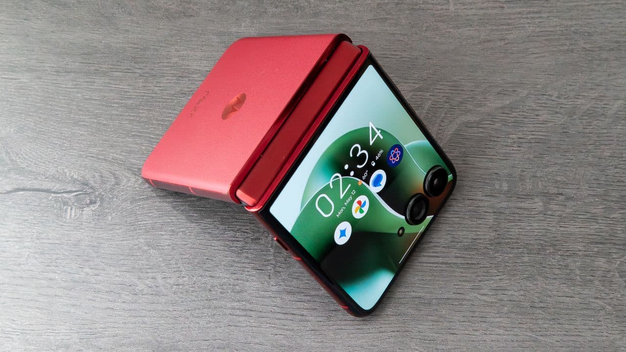 "Got 2 flip phone options in the US? 💀 One's on sale, but the other? 🤔 It’s a vibe. Choose wisely fam! 🔥📱"