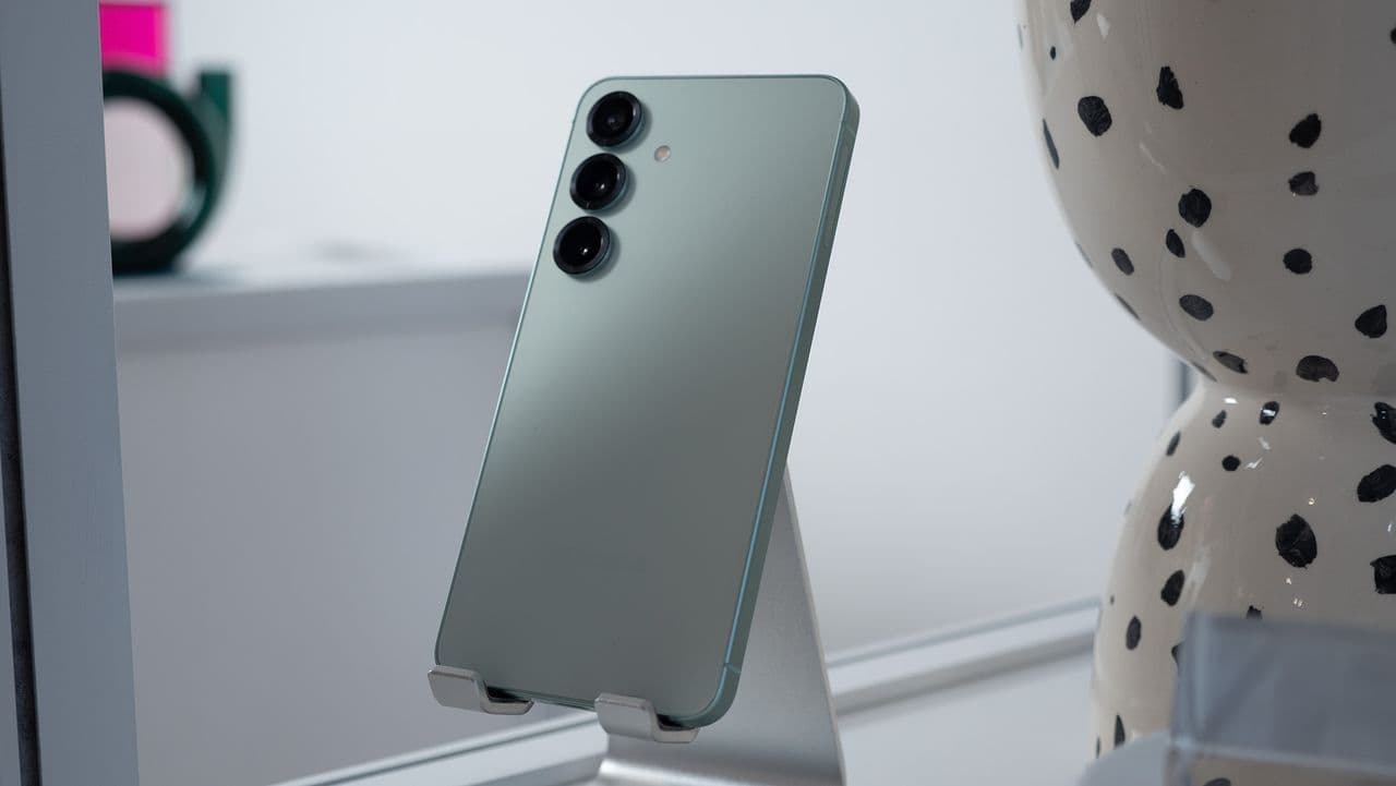 Galaxy S25 FE just gave us the whole tea ☕️📱! Specs dropped like it's hot 🔥💀 #TheMoreYouKnow