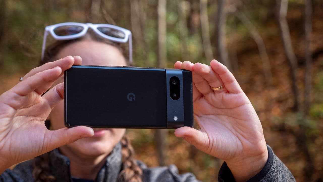 "When your Pixel 7's battery is thicker than your self-esteem 😭💀 #GoogleGonnaGoogle"