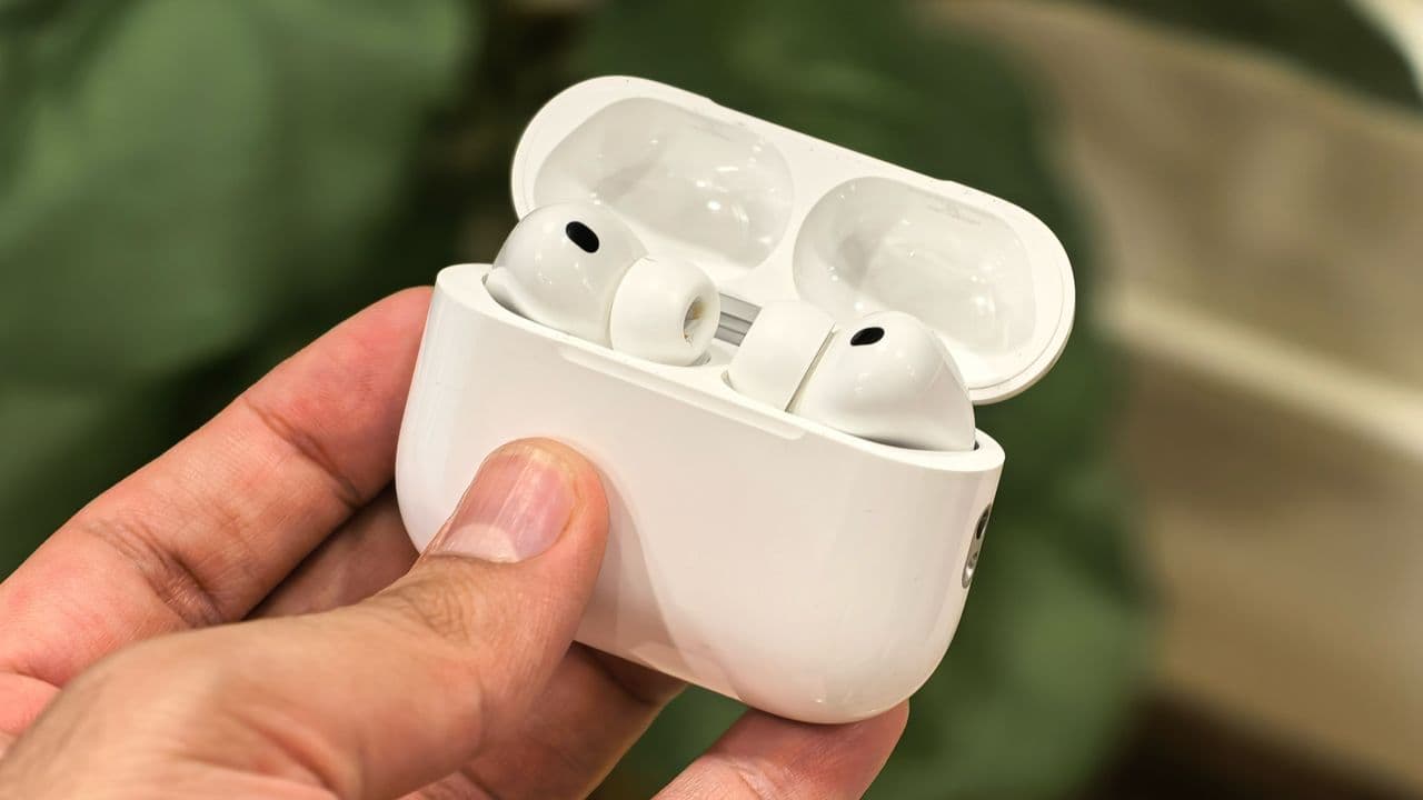 "Me: 🥲 One AirPods Pro 3 feature I wish Google & Samsung would stop being cringe and steal! 📱💀"