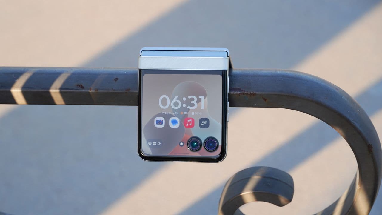 🚨 BREAKING: Motorola Razr is lowkey switching up its vibe 😱💅— is nostalgia dead? No cap, cope harder! 🔥💀