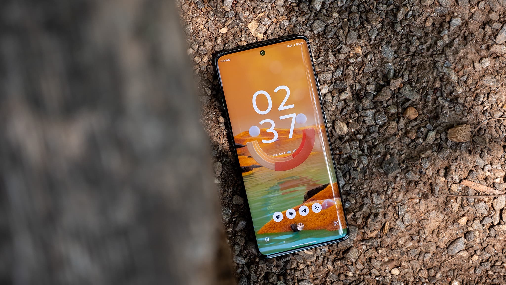 "Motorola Edge 2025 vs. Samsung Galaxy S25: The ultimate tech battle 💥💀 Who’s getting yeeted into the trash? 🗑️"